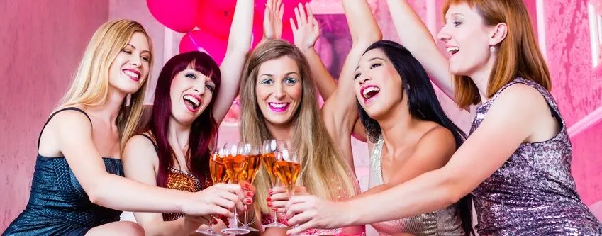 Frauen stoßen im Club auf eine Party an
