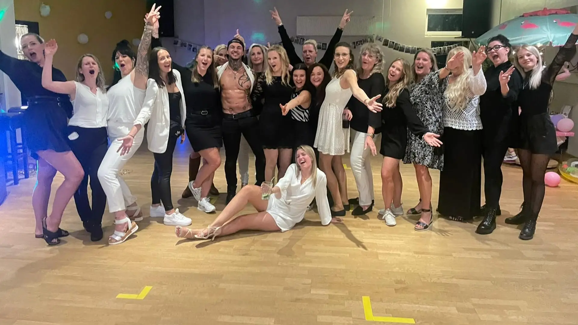 Partygruppe feiert mit Stripper
