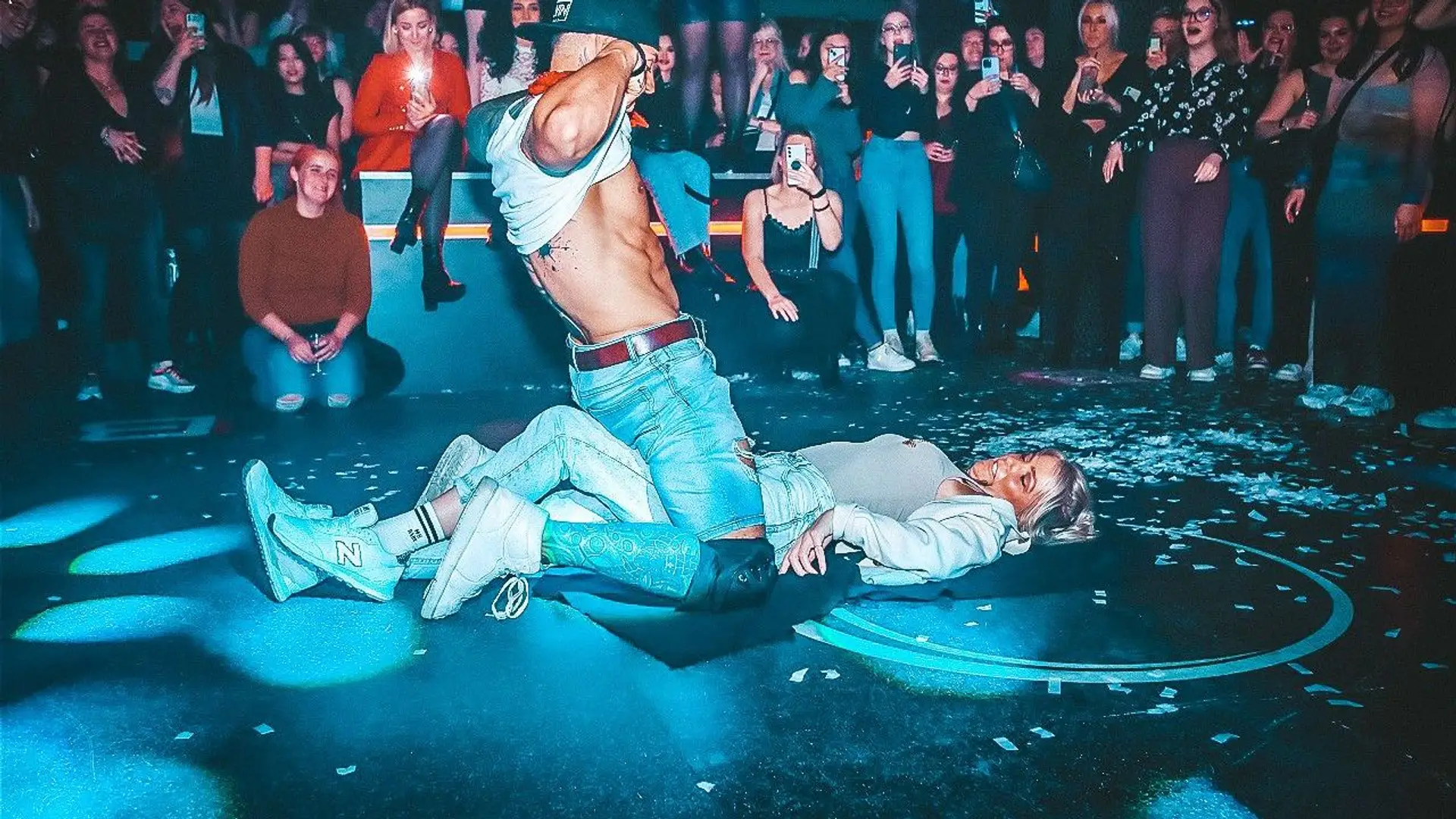 Stripshow bei einer Firmenveranstaltung im Club mit buntem Licht