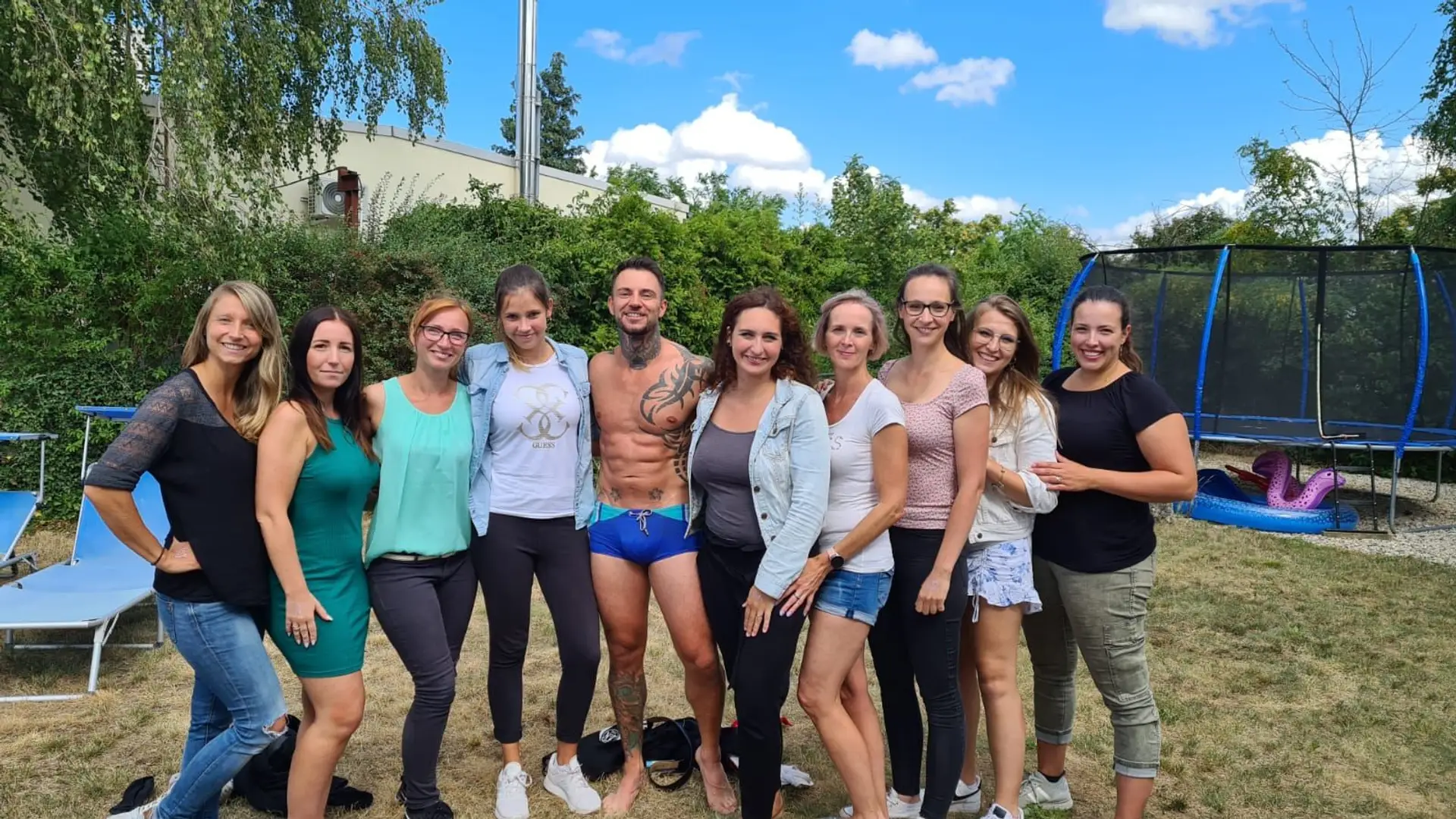 Junggesellinnenabschied im Garten mit Stripper und Gruppe