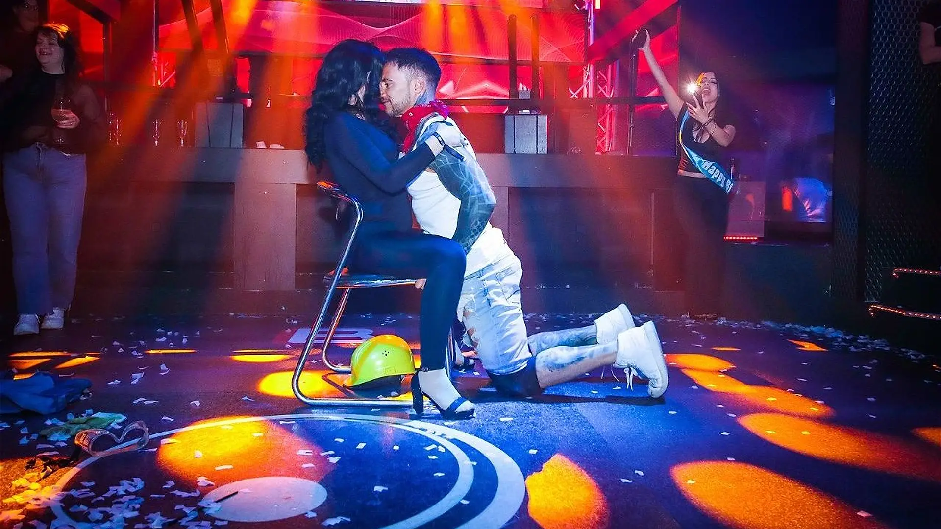 Stripshow in einem Club mit lila Licht