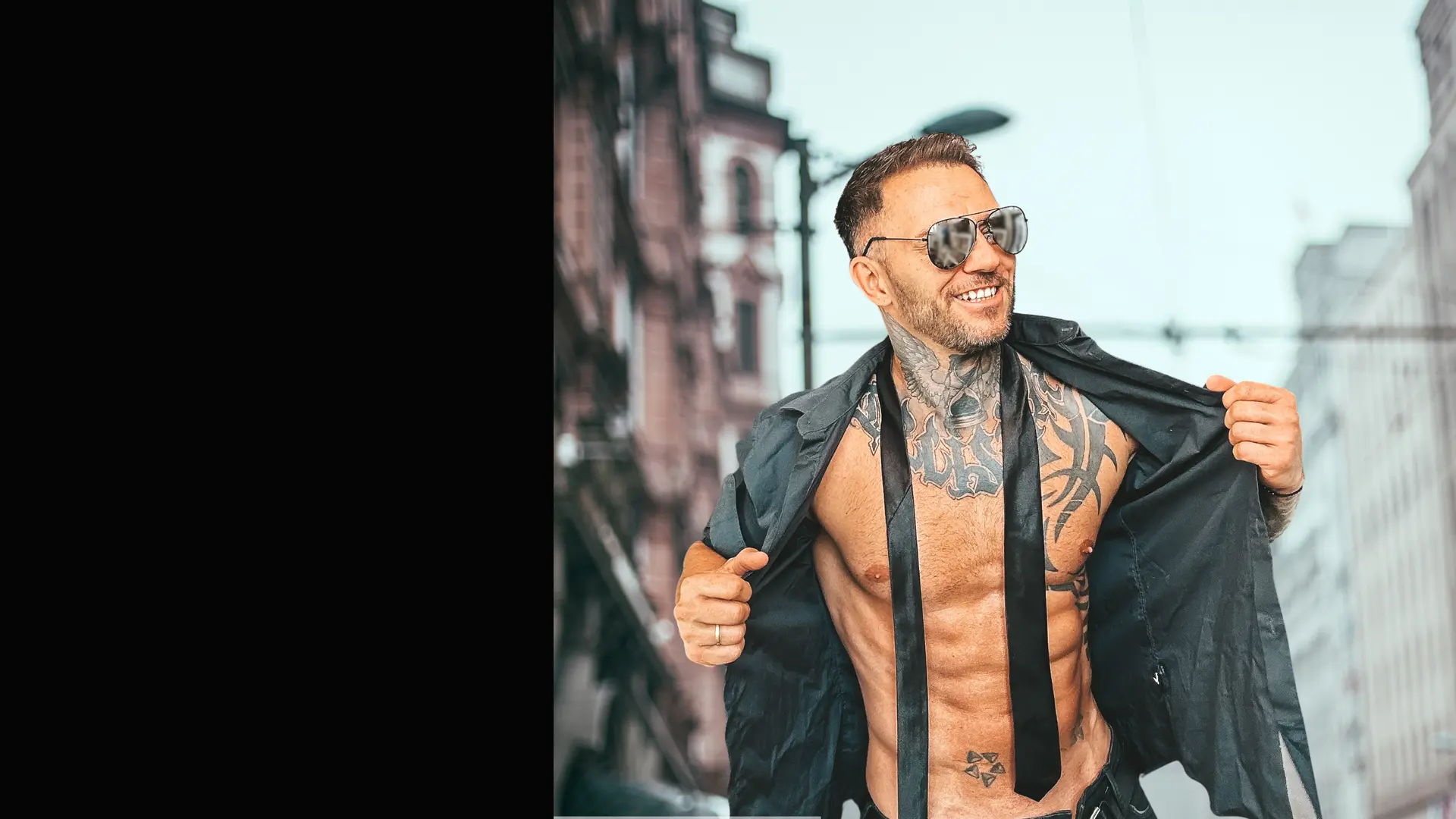 Stripper im Porträt vor einer Altstadtkulisse