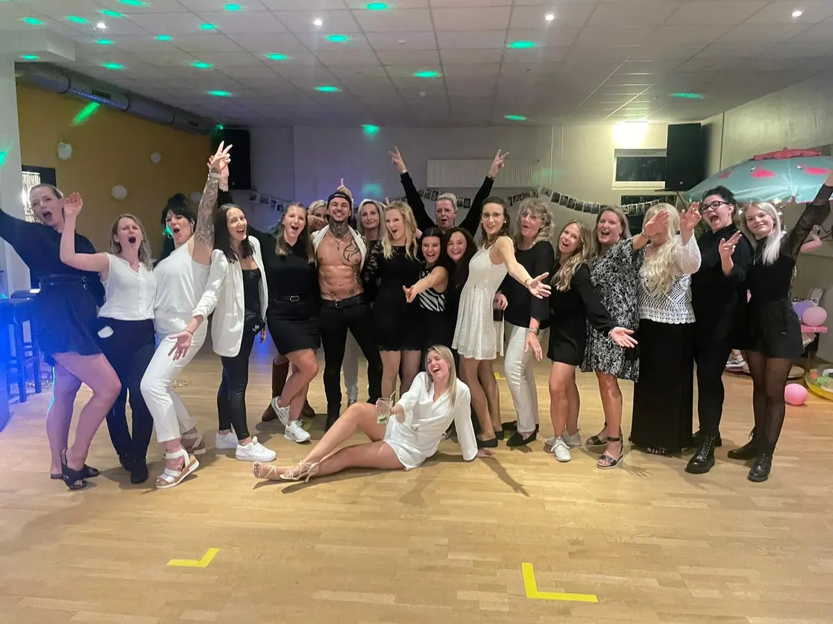 Große Partygruppe mit Stripper