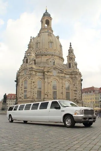 Stretchlimousine vor der Dresdner Frauenkirche