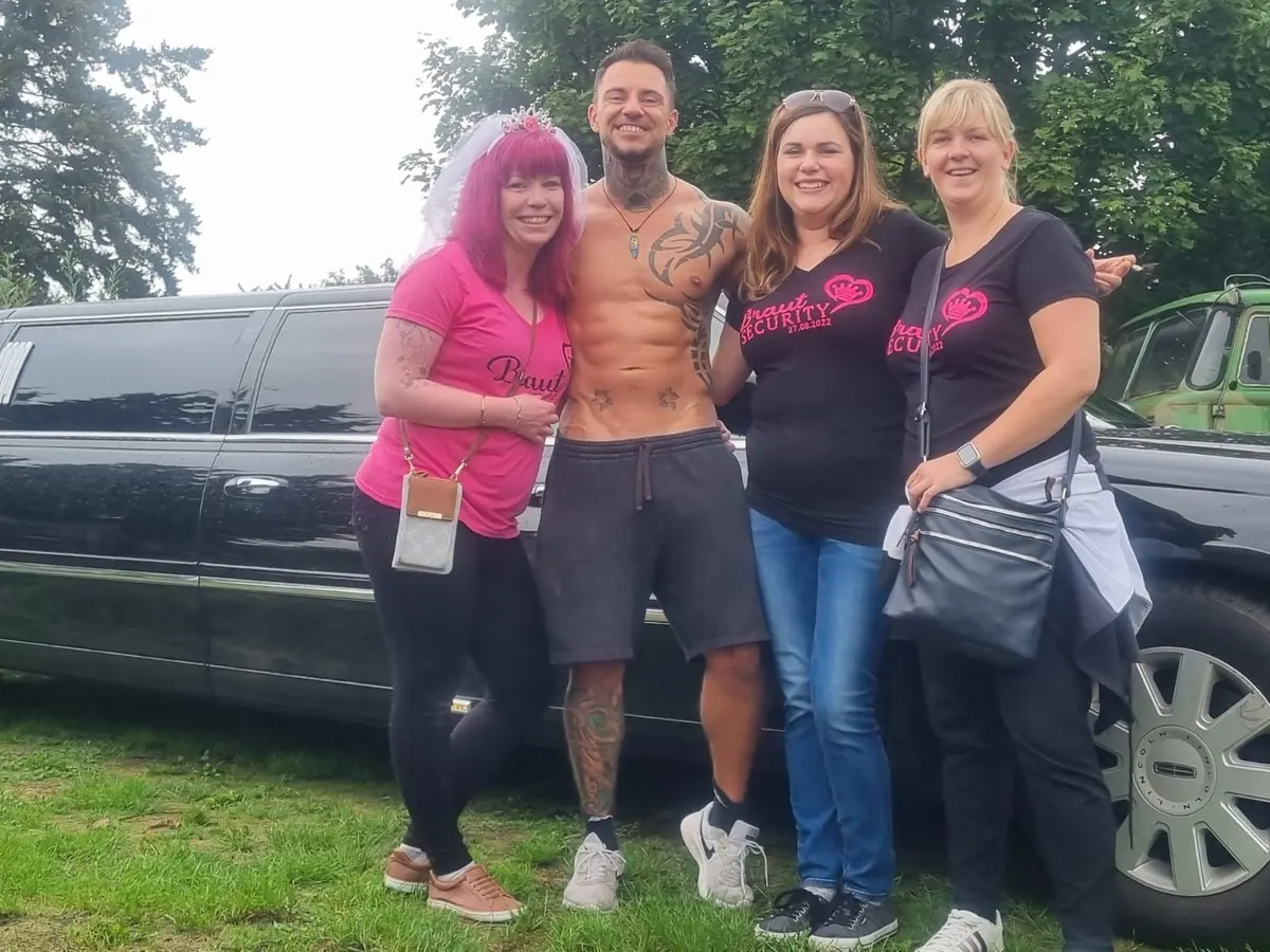 Gruppe mit Stripper vor einer Limousine