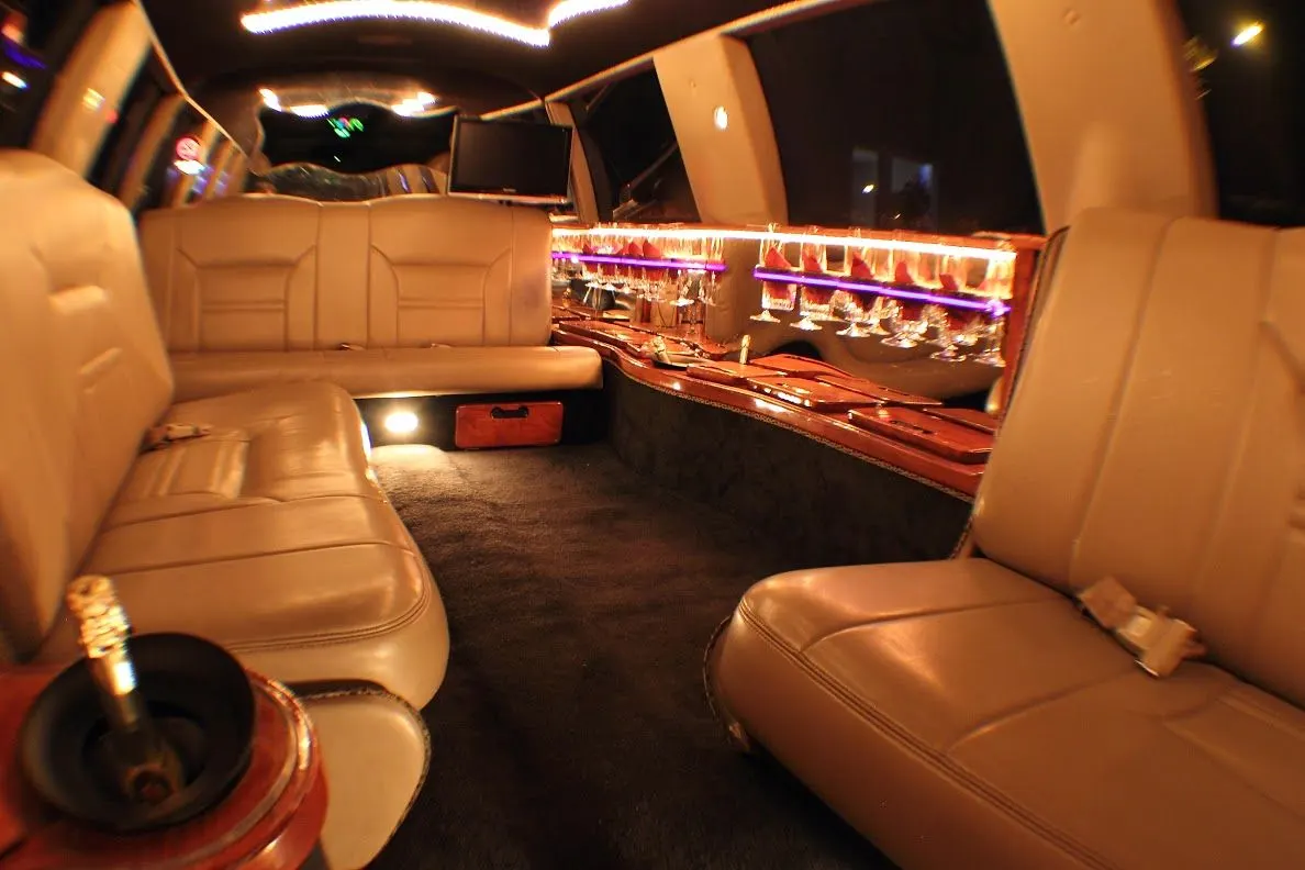 Innenraum der Limousine mit Sekt