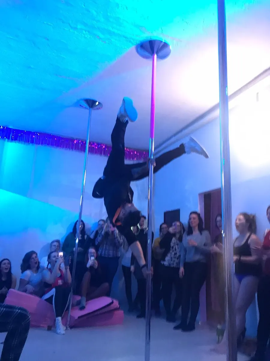 Pole-Dance an der Stange im Studio