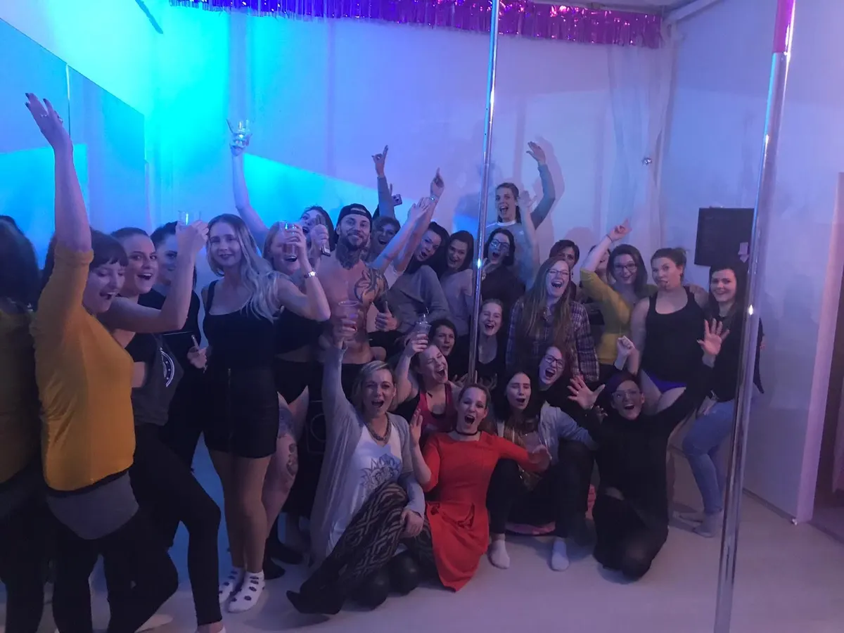 Gruppe beim Pole-Dance-Kurs im Studio