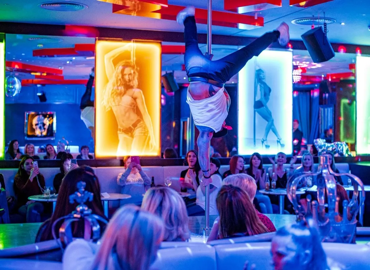Pole-Dance-Studio mit Publikum und Show