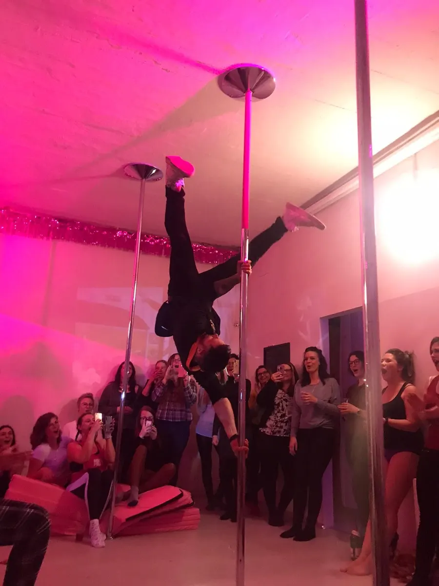 Pole-Dance-Studio mit buntem Licht