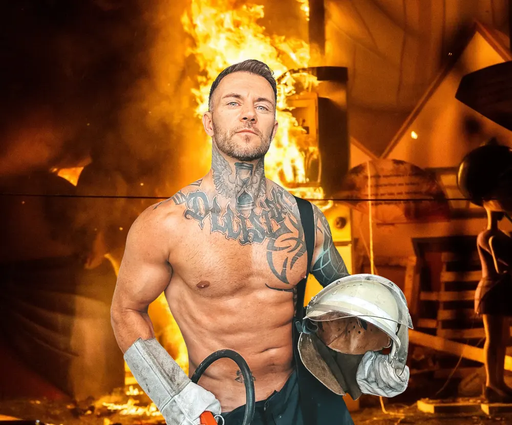 Stripper als Feuerwehrmann mit Feuerlöscher