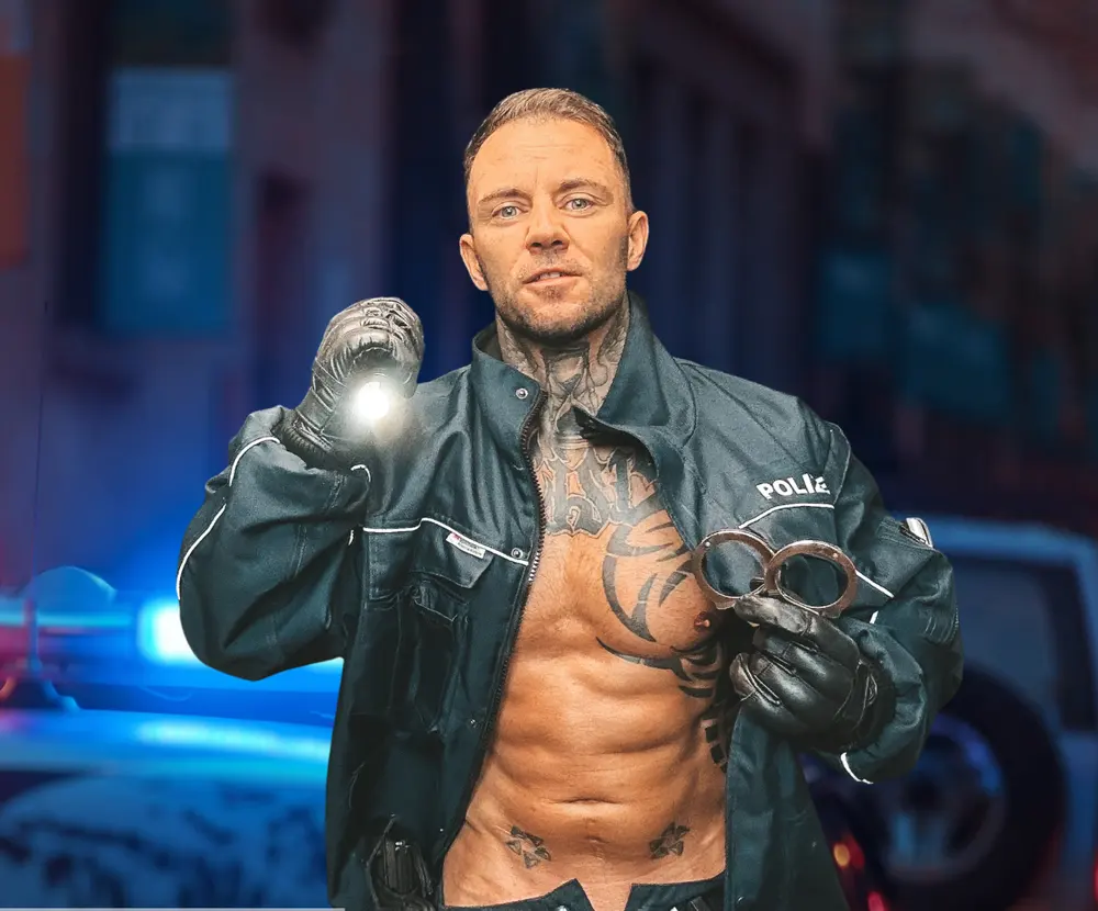 Stripper im Polizei-Kostüm mit Handschellen