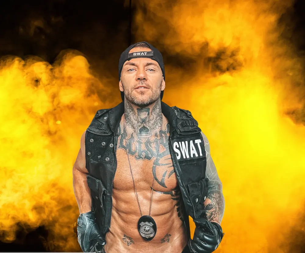 Stripper im SWAT-Kostüm